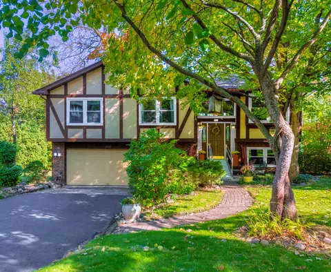 262 Indian Trl, Lake In The Hills, IL 60156