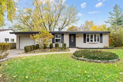 230 N Prairie Ln, Lake Zurich, IL 60047