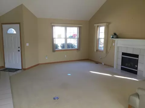 Living - 1484 Timber Ridge Ct, Kankakee, IL 60901 photo 2 of 3