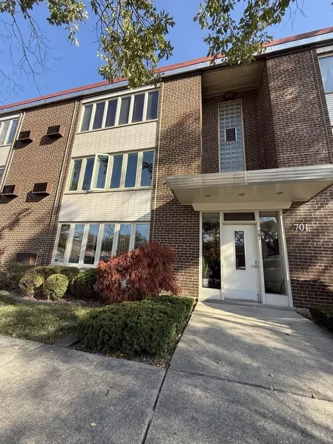 701 Busse Hwy #2C, Park Ridge, IL 60068