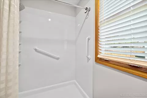 Bath - 809 Weston Ct, Elburn, IL 60119 photo 2 of 4