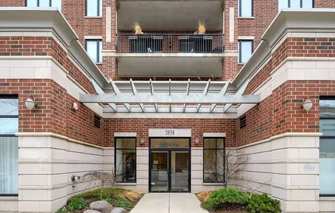 5858 N Broadway Ave #407, Chicago, IL 60660