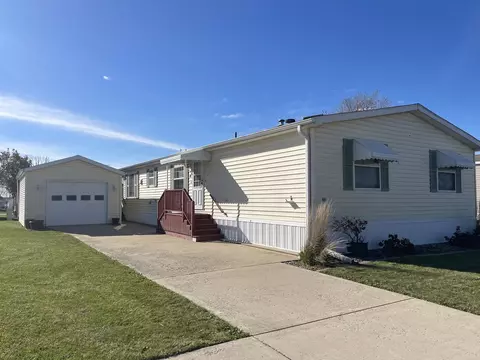 5 Swan Ln, Beecher, IL 60401