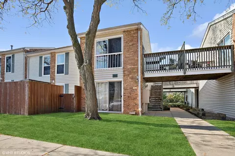 1890 Huntington Blvd #E, Hoffman Estates, IL 60169