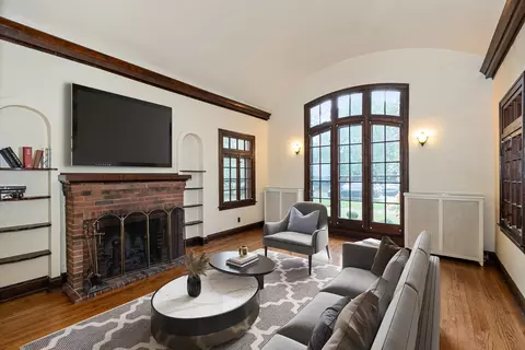 Living - 10225 S Bell Ave, Chicago, IL 60643 photo 1 of 4
