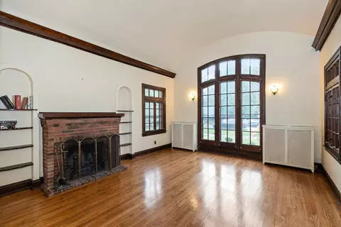 Living - 10225 S Bell Ave, Chicago, IL 60643 photo 2 of 4