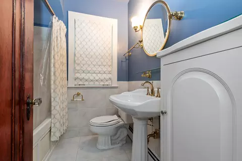 Bath - 10225 S Bell Ave, Chicago, IL 60643 photo 1 of 1