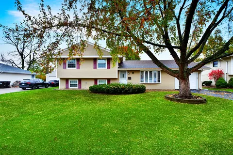 16 Northcrest Rd, Lake Zurich, IL 60047