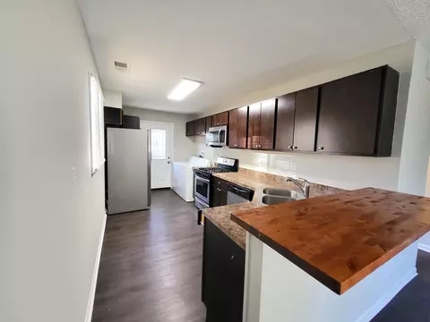 Kitchen - 240 Cindy Ln, Wheeling, IL 60090 photo 3 of 3