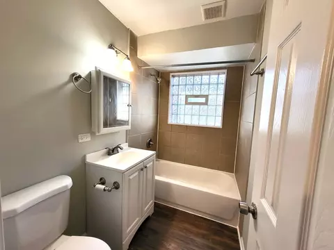 Bath - 240 Cindy Ln, Wheeling, IL 60090 photo 1 of 2