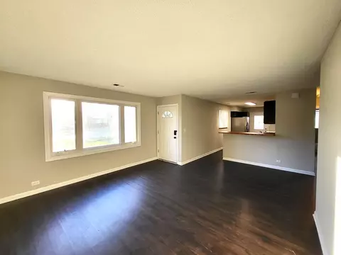 Living - 240 Cindy Ln, Wheeling, IL 60090 photo 2 of 3