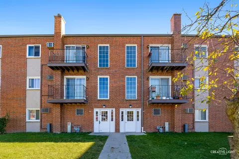 133 W Elk Trl #333, Carol Stream, IL 60188