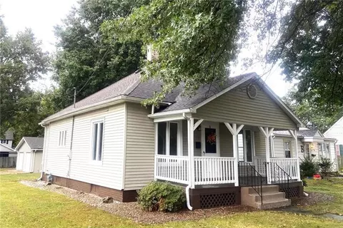 901 Elm St, Taylorville, IL 62568