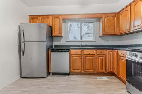 Kitchen - 1530 Chippewa Trl #1530, Wheeling, IL 60090 photo 2 of 3