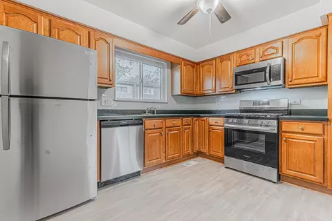 Kitchen - 1530 Chippewa Trl #1530, Wheeling, IL 60090 photo 3 of 3