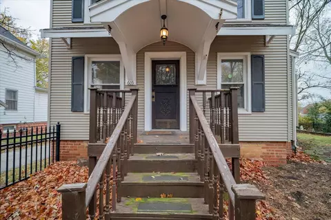 Exterior - 605 E Jackson St, Bloomington, IL 61701 photo 5 of 10