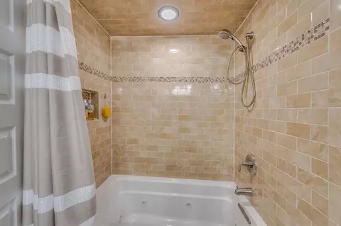 Bath - 2135 Stirling Rd, Bannockburn, IL 60015 photo 3 of 3