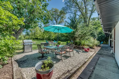 Exterior - 2135 Stirling Rd, Bannockburn, IL 60015 photo 8 of 17