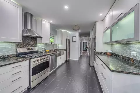 Kitchen - 2135 Stirling Rd, Bannockburn, IL 60015 photo 3 of 6