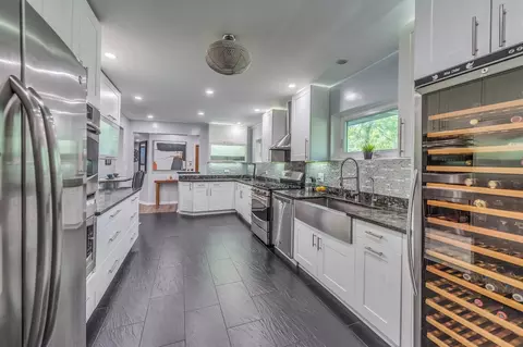 Kitchen - 2135 Stirling Rd, Bannockburn, IL 60015 photo 6 of 6