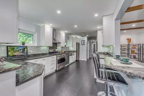 Kitchen - 2135 Stirling Rd, Bannockburn, IL 60015 photo 1 of 6