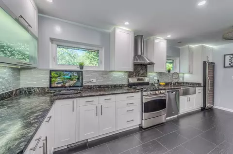 Kitchen - 2135 Stirling Rd, Bannockburn, IL 60015 photo 2 of 6