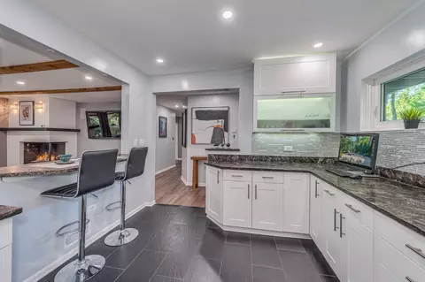 Kitchen - 2135 Stirling Rd, Bannockburn, IL 60015 photo 4 of 6