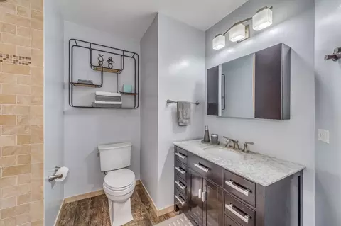 Bath - 2135 Stirling Rd, Bannockburn, IL 60015 photo 2 of 3
