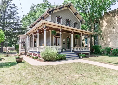 156 S Gifford St, Elgin, IL 60120