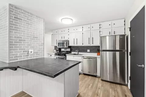Kitchen - 9400 Willow Ln, Mokena, IL 60448 photo 2 of 4