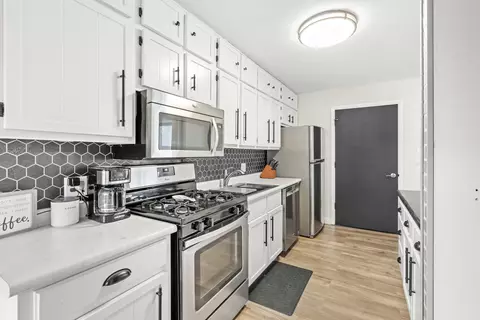 Kitchen - 9400 Willow Ln, Mokena, IL 60448 photo 3 of 4