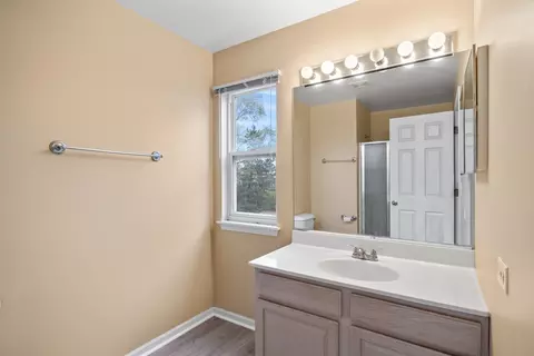Bath - 998 Langtry Ct #D, Elgin, IL 60120 photo 1 of 4