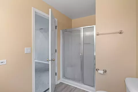 Bath - 998 Langtry Ct #D, Elgin, IL 60120 photo 2 of 4