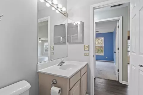 Bath - 998 Langtry Ct #D, Elgin, IL 60120 photo 3 of 4