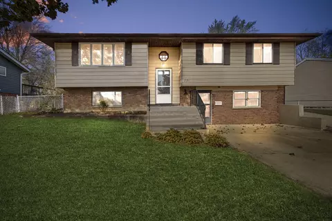 221 Wakefield Ln, Schaumburg, IL 60193
