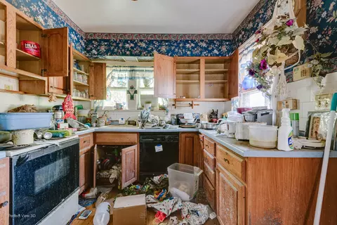 Kitchen - 300 Blackhawk Dr, Riverside, IL 60546 photo 1 of 1