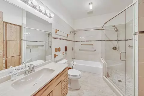 Bath - 837 S Bishop St, Chicago, IL 60607 photo 3 of 4