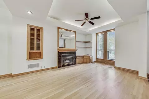 Living - 837 S Bishop St, Chicago, IL 60607 photo 4 of 6