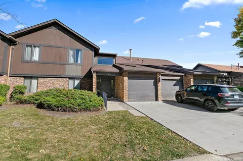 33 Creekside Cir #B, Elgin, IL 60123