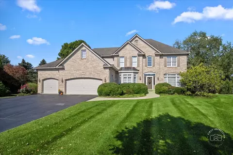 870 Chasewood Dr, South Elgin, IL 60177