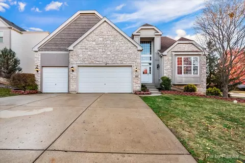 323 English Oak Ln, Streamwood, IL 60107