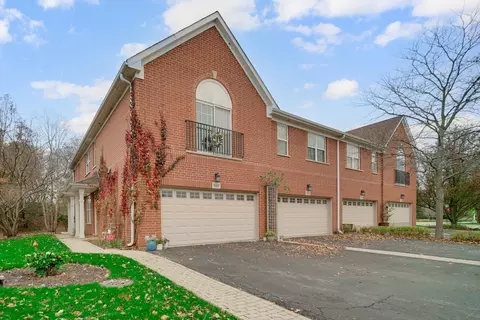 1011 Kensington Dr, Northbrook, IL 60062