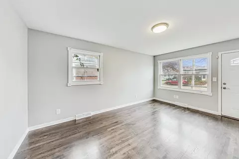 Living - 926 E Lake St, Aurora, IL 60506 photo 3 of 4