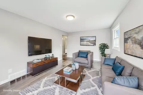 Living - 926 E Lake St, Aurora, IL 60506 photo 1 of 4