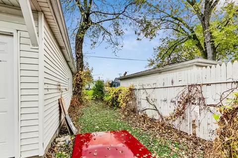 Exterior - 926 E Lake St, Aurora, IL 60506 photo 7 of 8