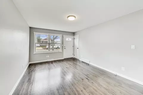 Living - 926 E Lake St, Aurora, IL 60506 photo 2 of 4