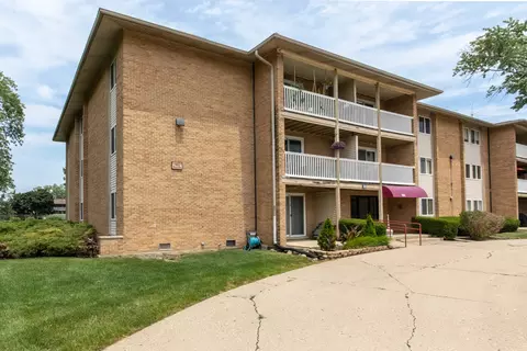 960 Beau Dr #304, Des Plaines, IL 60016