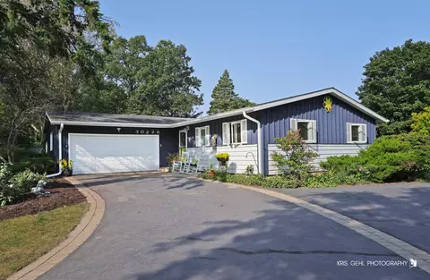 30226 N Oak Grove Ave, Libertyville, IL 60048