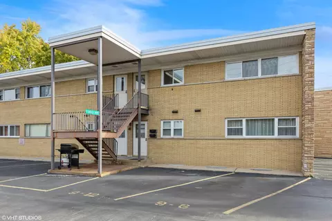 9 Garden Dr #6, La Grange Park, IL 60526