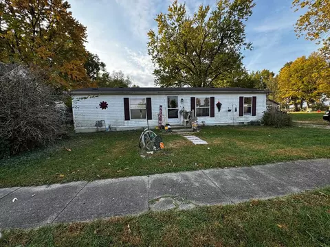 305 W Main St, Watson, IL 62473 photo 1